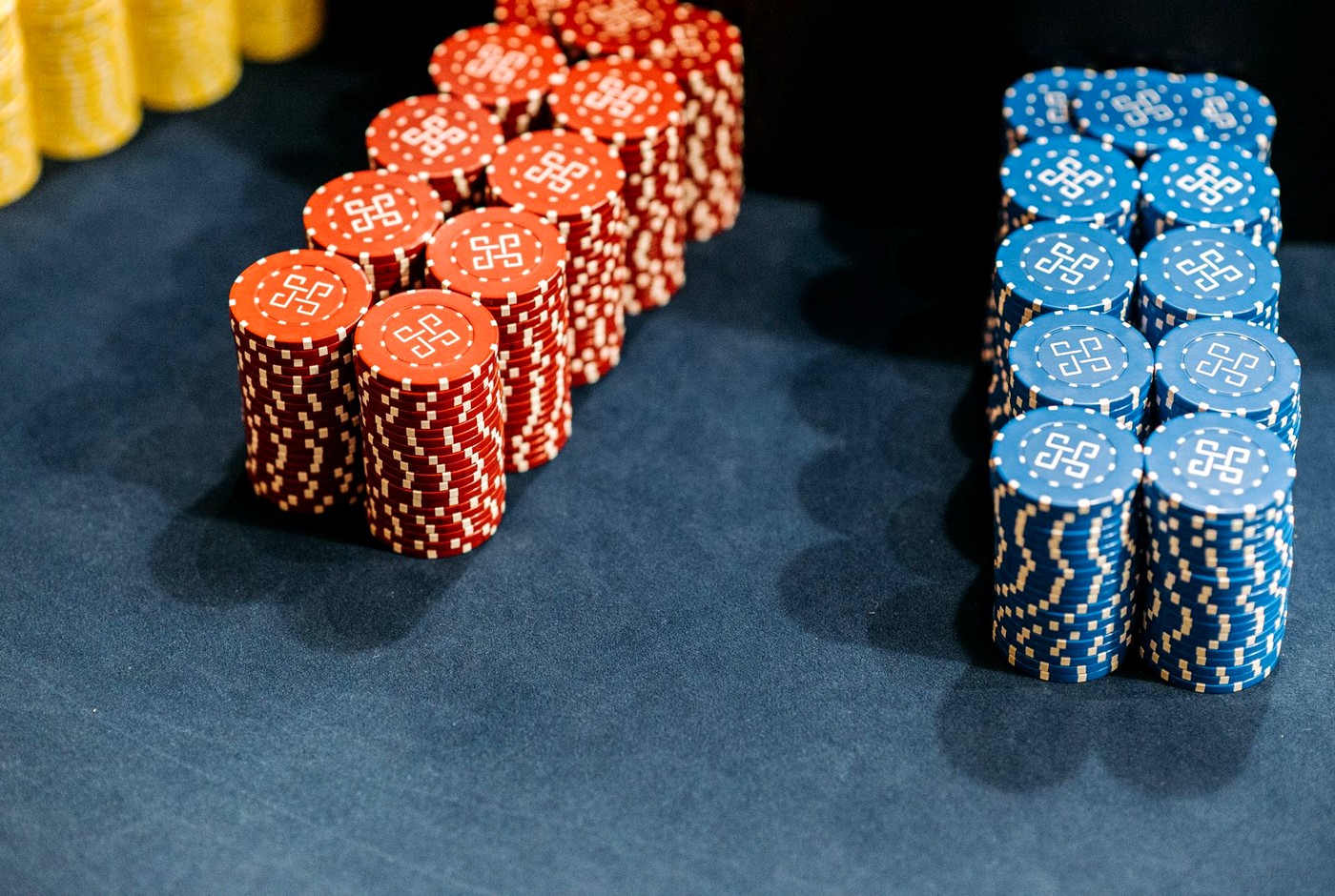 Betano Bonus Code mit Chips und goldenen Akzenten